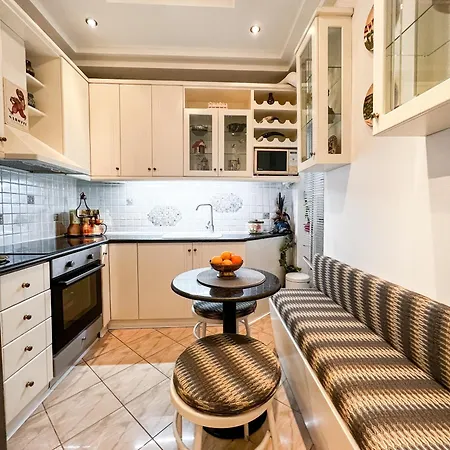 Homevision - Spacious And Warm - Very Apartment